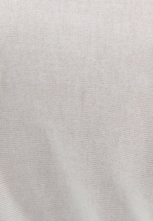 Lehká, texturovaná tkanina v krémové barvě s jemnými vertikálními pruhy. Materiál vykazuje tkaný vzor, je měkký na dotek a dobře se hodí na oděvy.