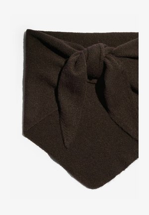 Bruine gebreide sjaal met een knoopdetail in het midden, met een driekhoekige vorm en zachte textuur, ontworpen voor warmte en stijl.