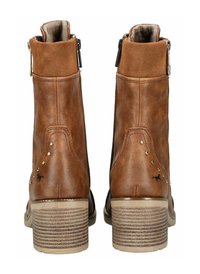 Stivali ankle in pelle marrone con chiusura a zip, parte superiore texturizzata, borchie decorative e tacco impilato con motivo. Fodera liscia e dettaglio del logo.