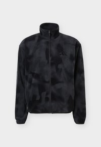 Veste polaire noire à motif camouflage, fermeture éclair intégrale, col montant, poignets élastiques et logo Adidas discret sur la poitrine gauche.
