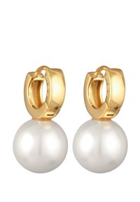 Boucles d'oreilles en or en forme de créoles avec de grandes perles blanches, texture lisse et finition polie. Les perles pendent d'un design arrondi et élégant.