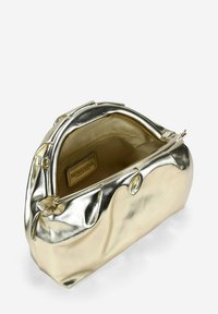 Bolso de mano metálico dorado con un diseño suave y plisado. Presenta una abertura en la parte superior, un bolsillo interior con cremallera y una textura suave. Forrado con tela beige.