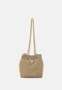 Vævet guldhåndtaske med en struktureret form, der har en kæderem, metalhardware og en trekantet logoaccent på fronten.