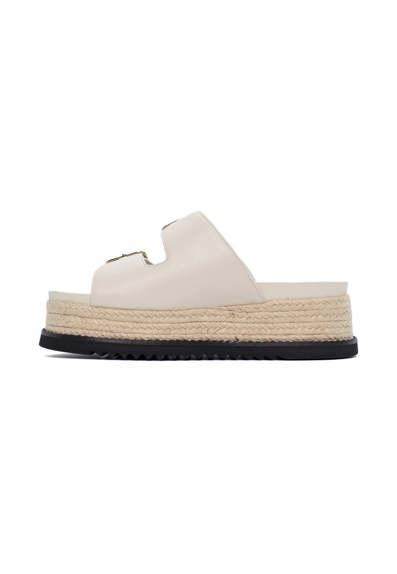 Sandalo slip-on in pelle beige con design a taglio, suola in juta stile espadrilles e suola in gomma nera per una migliore aderenza.