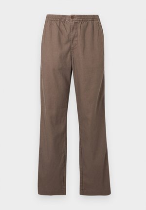 Pantalones casuales marrones con cintura elástica, cierre de botón, pierna recta y bolsillos frontales, mostrados sobre un fondo blanco liso.