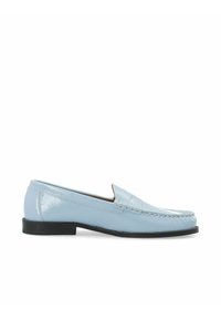Lichtblauwe leren loafer met een glanzende afwerking, gestikt detail op de neus en een lage zwarte rubberen zool. Klassieke, ronde vorm.