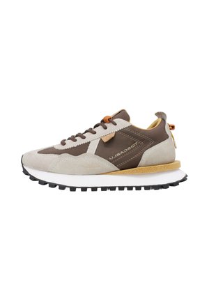 Sneaker beige e marrone con suola strutturata, chiusura con lacci, colletto imbottito e nome del marchio stampato sul pannello laterale.