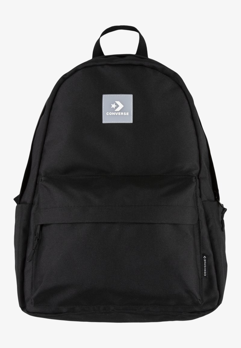 Černý plátěný batoh s jednou hlavní přihrádkou, přední kapsou na zip a šedou nášivkou s logem Converse. Pevná konstrukce s nastavitelnými popruhy.