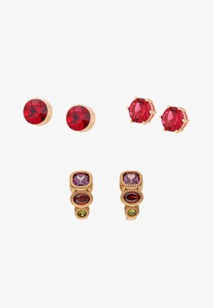 Drie paar gouden oorstekers met rode, paarse en groene edelstenen in ronde, klauw- en drievoudige steenontwerpen op een witte achtergrond.
