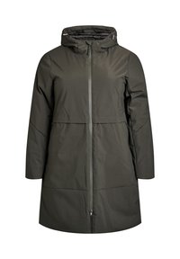 Donkergroene winterjas tot de knie met een capuchon, lange mouwen, een ritssluiting aan de voorkant en zijzakken, ontworpen voor koud weer.