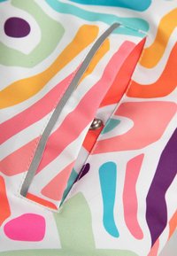 Kolorowa torba materiałowa z abstrakcyjnymi wzorami w kolorach różowym, pomarańczowym, turkusowym i purpurowym. Zawiera zewnętrzną kieszeń z zapięciem na zatrzask oraz srebrne akcenty.