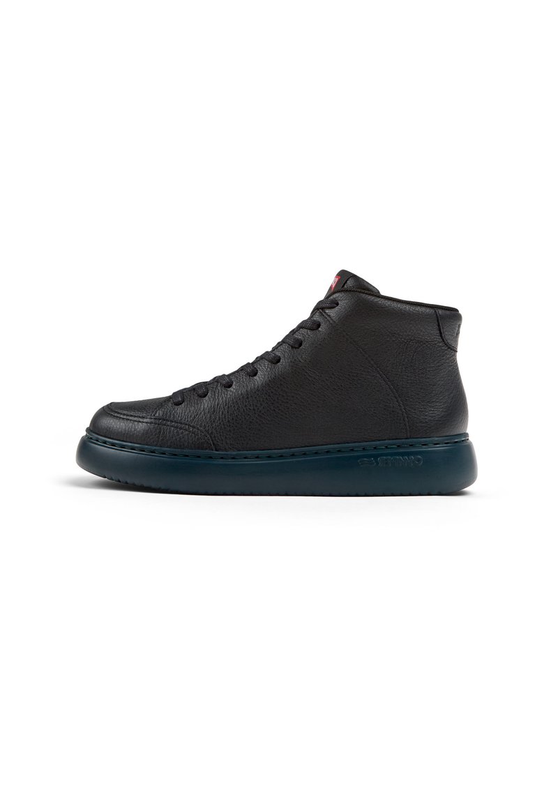 Sneaker alta in pelle nera con punta rotonda, tomaia texturizzata, cuciture tonali e suola in gomma blu scuro a contrasto.