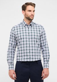 Overhemd met knoopsluiting in een groen, marineblauw en wit ruitpatroon. Bevat een spread collar, lange mouwen en een getailleerde pasvorm. Gemaakt van gladde katoen.
