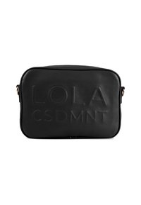 Bolso cruzado de piel negra con grabado en relieve "LOLA CSDMNT," forma rectangular, textura suave y correa ajustable.