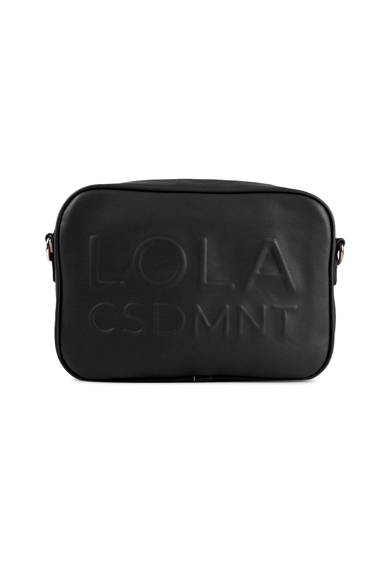 Bolso cruzado de piel negra con grabado en relieve "LOLA CSDMNT," forma rectangular, textura suave y correa ajustable.
