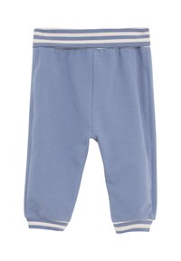 Jasnoniebieskie dresy wykonane z miękkiego materiału, z ryflowanym paskiem w talii z białymi i granatowymi paskami oraz elastycznymi mankietami przy kostkach.