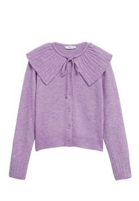 Cardigan à manches longues couleur lilas avec boutons à l'avant et un large col en maille côtelée noué par un ruban au niveau du cou.