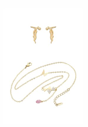 Aranyszínű fülbevalók lángmintával és patentzárral, hozzájuk illő, réteges nyaklánc geometriai formákkal és rózsaszín drágakő díszítéssel.