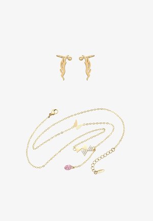 Øreringe i guldfarve med flammedesign og stiftlukning, kombineret med en lagdelt halskæde med geometriske former og en pink sten som pynt.