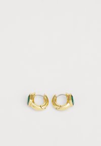 Boucles d'oreilles créoles dorées avec une touche de pierre précieuse verte facettée. Surface lisse avec une légère courbure, finition polie et un design minimaliste.