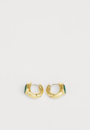Gouden hoepel oorbellen met een groene facetterende edelsteenaccent. Gladde oppervlakte met een lichte kromming, gepolijst afwerking en minimalistisch ontwerp.