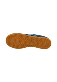 Sneaker blu con dettagli neri, dotato di una suola in gomma con un motivo a spina di pesce e un logo etichetta sulla parte inferiore.