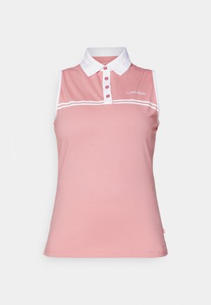 Koszulka polo bez rękawów w jasnoróżowym kolorze z białym kołnierzykiem, trzema guzikami oraz kontrastującymi białymi poziomymi paskami. Obecne logo Calvin Klein.