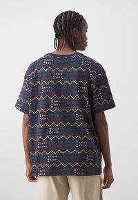 Columbia SEQUOIA GROVE™ TEE - Majica kratkih rukava s printom - collegiate navy/horizons