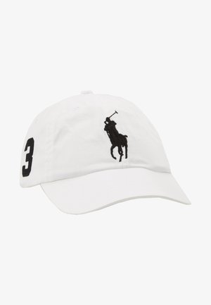 Hvit bomullslue med svart brodert polo-spillerlogo og tallene "3" på siden. Bøyd skjerm og justerbart stropp.