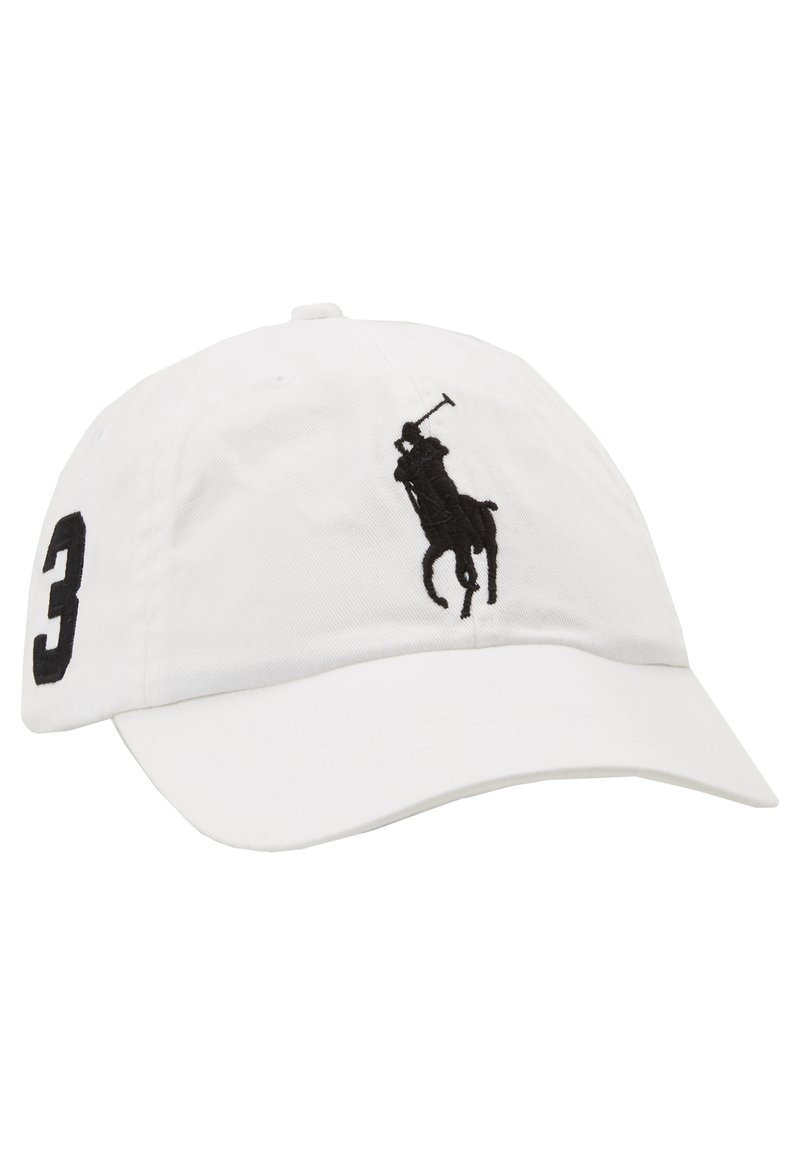 Balts kokvilnas beisbola cepure ar melnu izšūtu polo spēlētāja logotipu un numuru "3" sānos. Ieliekts ēnā un regulējama josta.