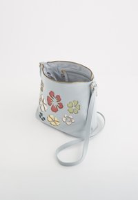 Geantă din piele de culoare albastru deschis, cu broderie florală în roșu, galben, verde și alb. Dispune de un sistem de închidere cu fermoar și curea de umăr ajustabilă.