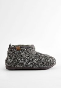 Dunkelgraue gestrickte Hausschuhe mit einem strukturierten Muster, runder Zehenpartie, weicher Innenausstattung und einer kleinen Schlaufe auf der Rückseite für ein einfaches Anziehen.