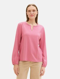 Langarmhemd in Pink mit weißen vertikalen Streifen, runder Ausschnitt und gerafften Ärmeln. Aus leichtem Stoff, lockere Passform.