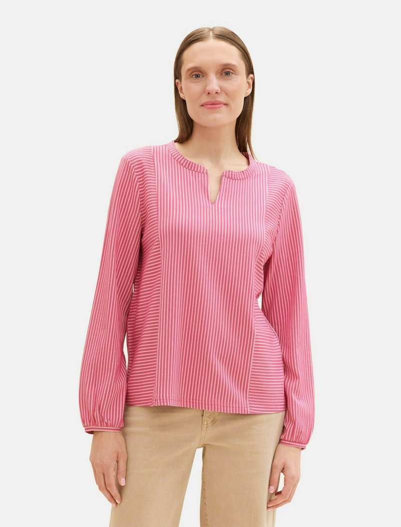 Langarmhemd in Pink mit weißen vertikalen Streifen, runder Ausschnitt und gerafften Ärmeln. Aus leichtem Stoff, lockere Passform.