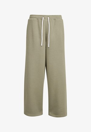Lyse olivenfarvede sweatpants lavet af blødt bomuldsblandingsmateriale, med elastisk talje og hvide snore samt brede ben.