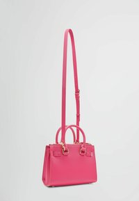 Sac à main structuré rose avec des poignées doubles et une bandoulière réglable. Doté de quincaillerie dorée et d'un extérieur texturé.