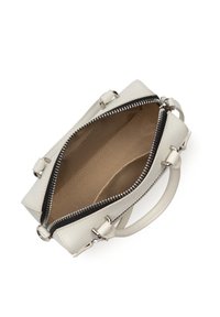 Borsa a tracolla in pelle grigia chiara con chiusura a zip, forma rettangolare, manici superiori e una finitura liscia. Interno beige senza scomparti.