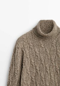 Pull turtleneck en tricot torsadé, de couleur taupe chaud, avec des motifs texturés et un col côtelé. Matière douce et confortable.