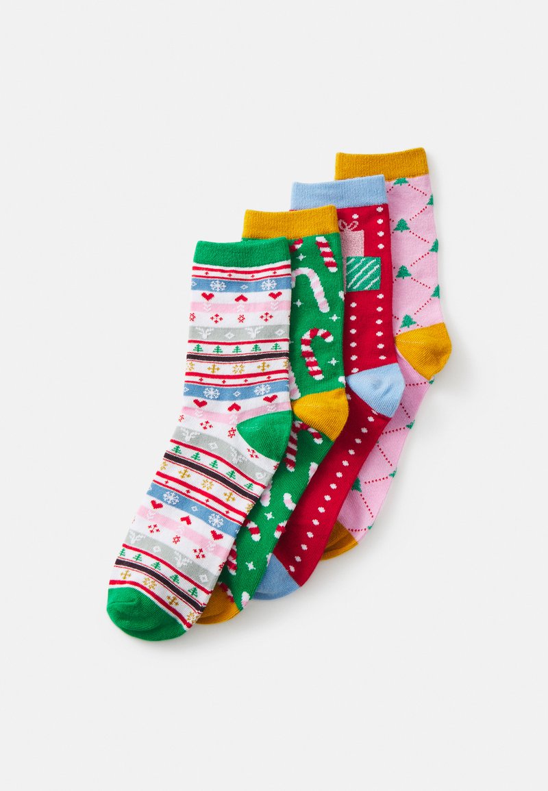 Cinco pares de calcetines con varios patrones navideños. Los colores incluyen rojo, verde, rosa y azul con texturas y puños en contraste.