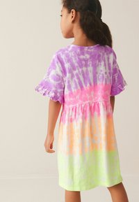 Next SHORT SLEEVE  REGULAR FIT - Haljina od žerseja - pink purple yellow bright tie dye
