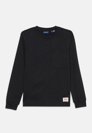 Černé tričko s dlouhým rukávem a kulatým výstřihem, s kapsou na hrudi a malým bílým obdélníkovým štítkem značky u lemu.