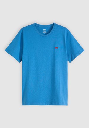 Blaues kurzärmliges Rundhals-T-Shirt von Levi's mit kleinem roten Levi's-Logo auf der linken Brust, dargestellt auf einem schlichten hellgrauen Hintergrund.