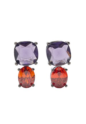 Fioletowe kolczyki sztyfty z kamieniami w kształcie kwadratu i pomarańczowe owalne kamienie osadzone w srebrnych pazurkach na białym tle.