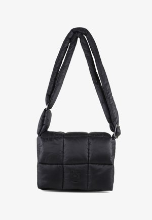 Schwarze gepolsterte Umhängetasche mit einem gekettelten Design, weicher Textur, verstellbarem Tragegurt und quadratischer Form. Verfügt über ein Logopatch auf der Front.