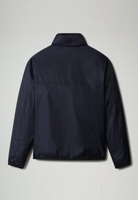 Giacca leggera di colore blu navy con colletto rialzato, maniche lunghe e polsini elasticizzati. Presenta un design pulito e minimalista.