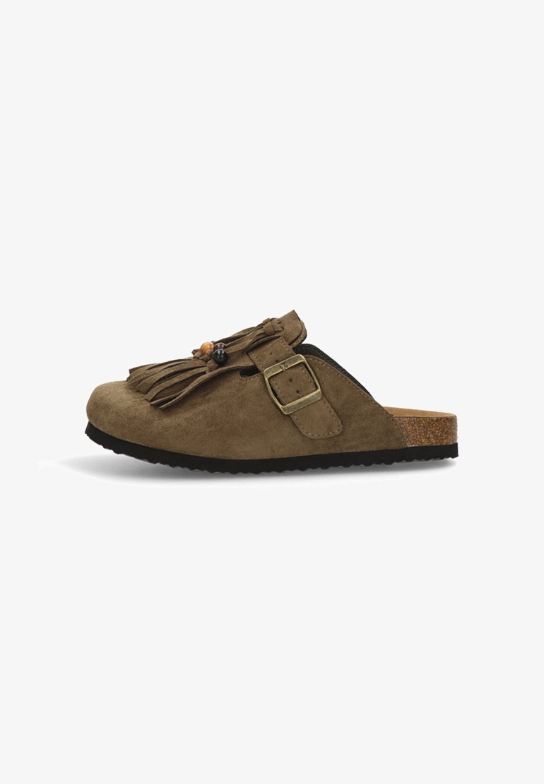 Zuecos de ante marrón sin cinturón con detalles de borlas, acento de hebilla, plantilla de corcho y suela de goma negra.