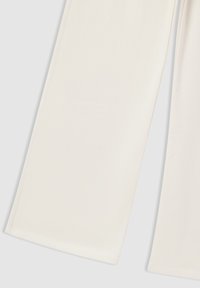 Pantaloni a gamba larga in morbido tessuto avorio; texture liscia con cuciture dritte e bordi definiti, senza hardware visibile o decorazioni.