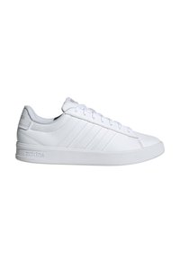 Baskets Adidas blanches basses avec lacets, trois bandes latérales et semelle épaisse, vues de profil sur un fond blanc uni.
