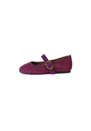 Scarpa piatta Mary Jane in suede viola con strass rossi e fibbia decorativa dorata sulla fascetta, suola nera.