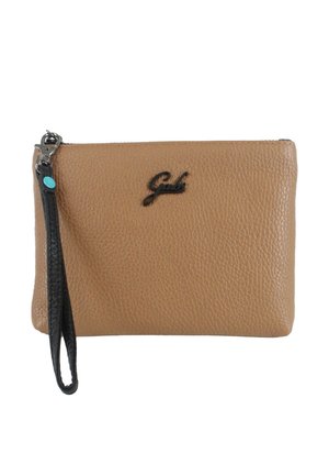 Bustina da polso in pelle marrone chiaro con texture, con cinturino nero e cerniera, con logo "Gabs" nero sul davanti.